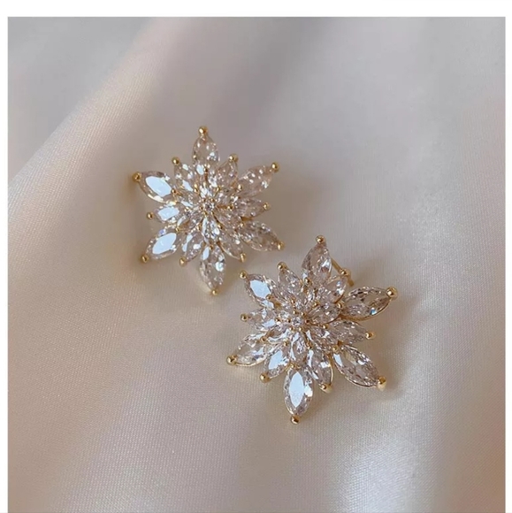 - Vintage Flower Earrings - Picture 3 of 4